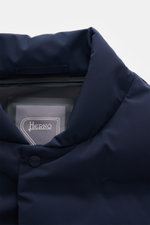 Nahaufnahme der Herno Daunenjacke navy im Blouson-Look, leicht gefüllt mit Daunen, glatte Microfaser, wasserabweisend, Regular Fit, Sicht auf Kragen und Label.