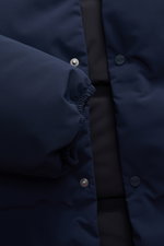 Nahaufnahme der Herno Daunenjacke navy von oben mit elastischem Ärmelbündchen, Druckknopfleiste, Zipper-Fronttaschen, wasserabweisender Microfaser und gesteppter Innenfütterung.