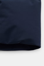 Nahaufnahme der glatten, hochwertigen Microfaser der Herno Daunenjacke navy, Detailansicht des Materials mit Daunenfüllung.