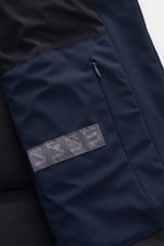 Nahaufnahme der Herno Daunenjacke navy von innen, schräge Perspektive zeigt gestepptes Futter, Zipper-Innentasche, hochwertige Microfaser, wasserabweisend, Regular Fit.