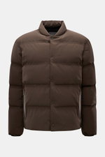 Herno Daunenjacke dunkelbraun, frontal aus leicht erhöhter Perspektive, sportive Eleganz, Microfaser, Daunenfüllung, Regular Fit, wasserabweisend, Druckknopfleiste, Zipper-Taschen.