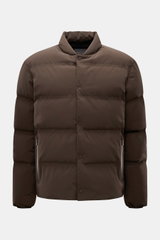 Herno Daunenjacke dunkelbraun, frontal aus leicht erhöhter Perspektive, sportive Eleganz, Microfaser, Daunenfüllung, Regular Fit, wasserabweisend, Druckknopfleiste, Zipper-Taschen.
