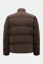 Herno Daunenjacke dunkelbraun von hinten, sportive Eleganz mit wasserabweisender Microfaser, Daunenfüllung, Regular Fit, Druckknöpfen und gesteppter Innentasche.