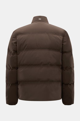 Herno Daunenjacke dunkelbraun von hinten, sportive Eleganz mit wasserabweisender Microfaser, Daunenfüllung, Regular Fit, Druckknöpfen und gesteppter Innentasche.