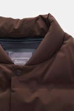 Nahaufnahme der Herno Daunenjacke dunkelbraun von oben, sportive Eleganz mit leichter Daunenfüllung, Microfaser, Regular Fit, wasserabweisend.