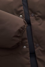 Nahaufnahme der Herno Daunenjacke dunkelbraun im modernen Blouson-Look mit Druckknopfleiste, elastischem Ärmelbund und hochwertiger Microfaser.