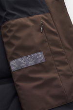 Nahaufnahme der Innenseite der Herno Daunenjacke dunkelbraun mit wasserabweisendem, glattem Mikrofasermaterial, gestepptem Futter und Reißverschluss-Tasche.