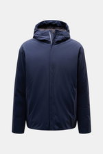 Herno Daunenjacke navy, frontale Nahaufnahme, sportive Winterjacke mit Kapuze, Daunenfüllung, wasserabweisender Microfaser, Zipper-Fronttaschen.