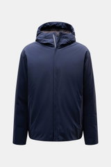 Herno Daunenjacke navy, frontale Nahaufnahme, sportive Winterjacke mit Kapuze, Daunenfüllung, wasserabweisender Microfaser, Zipper-Fronttaschen.