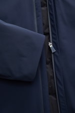 Nahaufnahme der Herno Daunenjacke navy von vorne, zeigt wasserabweisende Microfaser, Zipper und gestepptes Futter, Regular Fit.