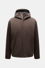 Vorderansicht der Herno Daunenjacke dunkelbraun mit Kapuze, Regular Fit, wasserabweisender Microfaser, Daunenfüllung und robustem Reißverschluss.