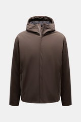 Vorderansicht der Herno Daunenjacke dunkelbraun mit Kapuze, Regular Fit, wasserabweisender Microfaser, Daunenfüllung und robustem Reißverschluss.