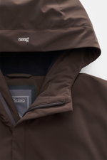 Nahaufnahme der Kapuze der Herno Daunenjacke dunkelbraun aus glatter, wasserabweisender Microfaser, mit Daunenfüllung und robustem Reißverschluss.
