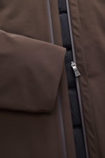Nahaufnahme der vorderen Mitte der Herno Daunenjacke dunkelbraun, Regular Fit, wasserabweisend mit robustem Reißverschluss und gesteppter Daunenfüllung.