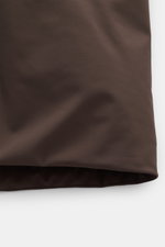 Nahaufnahme der Herno Daunenjacke dunkelbraun von unten, zeigt glatte, hochwertige Microfaser mit Daunenfüllung, Regular Fit, wasserabweisend.