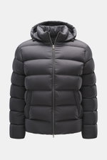 Frontale Nahaufnahme der Herno Daunenjacke dunkelgrau, Regular Fit, aus hochwertiger Microfaser mit weichem Griff, wärmender Daunenfüllung, Zwei-Wege-Reißverschluss, abnehmbarer Kapuze mit Tunnelzug, schrägen Hüfttaschen mit Zipper, geschmeidigem Futterst