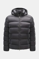 Frontale Nahaufnahme der Herno Daunenjacke dunkelgrau, Regular Fit, aus hochwertiger Microfaser mit weichem Griff, wärmender Daunenfüllung, Zwei-Wege-Reißverschluss, abnehmbarer Kapuze mit Tunnelzug, schrägen Hüfttaschen mit Zipper, geschmeidigem Futterst