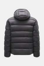 Herno Daunenjacke dunkelgrau von hinten, hochwertige Microfaser, weicher Griff, wärmende Daunenfüllung, Regular Fit, Zwei-Wege-Reißverschluss, abnehmbare Kapuze, schräge Hüfttaschen, geschmeidiges Futter, regulierbare Saumweite, zwei Innentaschen.