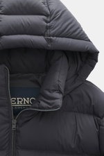 Nahaufnahme der Herno Daunenjacke dunkelgrau von oben mit hochwertiger Microfaser, weichem Griff, wärmender Daunenfüllung, Regular Fit, Zwei-Wege-Reißverschluss, abnehmbarer Kapuze mit Tunnelzug, schrägen Hüfttaschen mit Zipper, geschmeidigem Futterstoff,