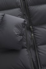Nahaufnahme der Herno Daunenjacke dunkelgrau von vorne, mit hochwertiger Microfaser, weichem Griff, wärmender Daunenfüllung, Regular Fit, Zwei-Wege-Reißverschluss, abnehmbarer Kapuze mit Tunnelzug, schrägen Hüfttaschen mit Zipper, geschmeidigem Futterstof