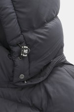 Nahaufnahme der Herno Daunenjacke dunkelgrau von schräg vorne, hochwertige Microfaser, weicher Griff, wärmende Daunenfüllung, Regular Fit, Zwei-Wege-Reißverschluss, abnehmbare Kapuze mit Tunnelzug, schräge Hüfttaschen mit Zipper, geschmeidiger Futterstoff