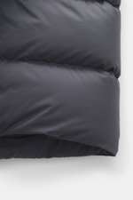 Nahaufnahme der Herno Daunenjacke dunkelgrau von unten, hochwertige Microfaser, weicher Griff, wärmende Daunenfüllung, Regular Fit, Zwei-Wege-Reißverschluss, abnehmbare Kapuze mit Tunnelzug, schräge Hüfttaschen mit Zipper, geschmeidiger Futterstoff, regul