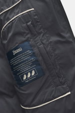 Innenansicht der Herno Daunenjacke dunkelgrau, Detailaufnahme mit hochwertiger Microfaser, weichem Griff, wärmender Daunenfüllung, Regular Fit, zwei Innentaschen, geschmeidigem Futterstoff, Zwei-Wege-Reißverschluss, abnehmbarer Kapuze mit Tunnelzug, schrä