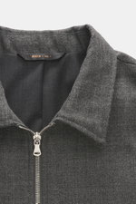 Briglia 1949 Jacke 'Bill' dunkelgrau meliert, Nahaufnahme von oben, reine Schurwolle, Slim Fit, Umlegekragen, Zwei-Wege-Reißverschluss, Manschetten, schräge Leistentaschen, geschmeidiges Futter, Innentasche.