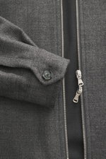 Nahaufnahme der Briglia 1949 Jacke 'Bill' dunkelgrau meliert von schräg oben, zeigt reine Schurwolle, Slim Fit, Umlegekragen, Zwei-Wege-Reißverschluss, Manschettenärmel, schräge Leistentaschen, geschmeidiges Futter und Innentasche.