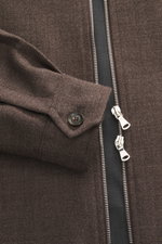 Nahaufnahme der Briglia 1949 Jacke 'Bill' graubraun meliert, Slim Fit aus reiner Schurwolle mit Umlegekragen, Manschetten, Zwei-Wege-Reißverschluss.