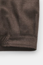 Close-up view of the cuff and lower sleeve of the Briglia 1949 Jacket 'Bill' grey brown melange, made of pure virgin wool with a slightly textured feel, slim fit, turn-down collar, two-way zipper, cuffed sleeve ends, slanted welt pockets, smooth lining fa