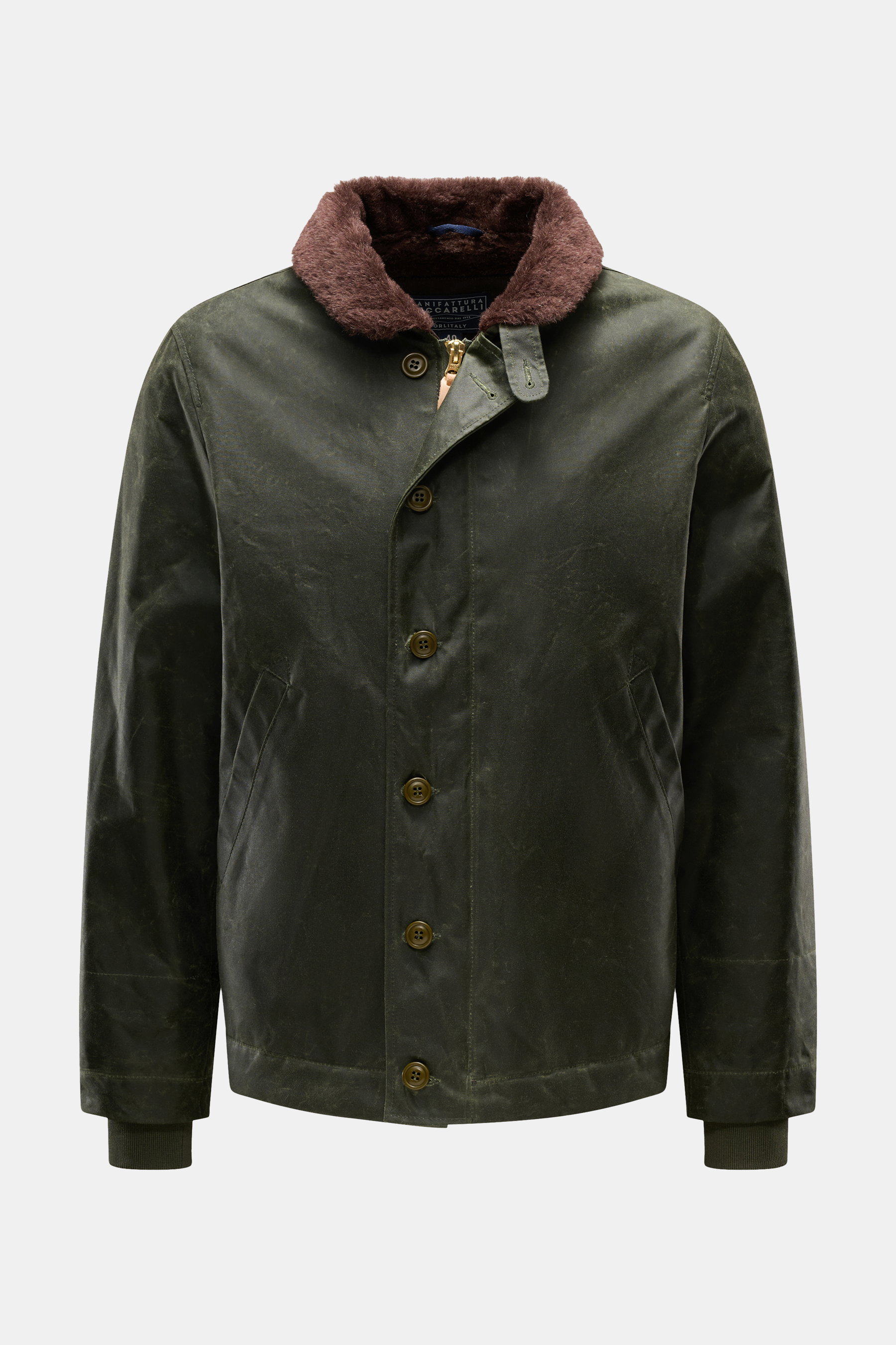 Manifattura Ceccarelli Wachsjacke 'Deck Jacket' dunkelgrün, frontale Nahaufnahme, gewachste Baumwolle, Alpakawollkragen, Knöpfe, Reißverschluss, Regular Fit.