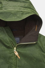 Nahaufnahme der Kapuze der Manifattura Ceccarelli Wachsjacke 'Blazer Coat' grün aus gewachster Baumwolle, innen mit Alpakawolle gefüttert.