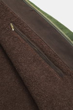 Nahaufnahme von braunem Innenfutter aus Alpakawolle mit Reißverschluss, Detail der Manifattura Ceccarelli Wachsjacke 'Blazer Coat' grün.