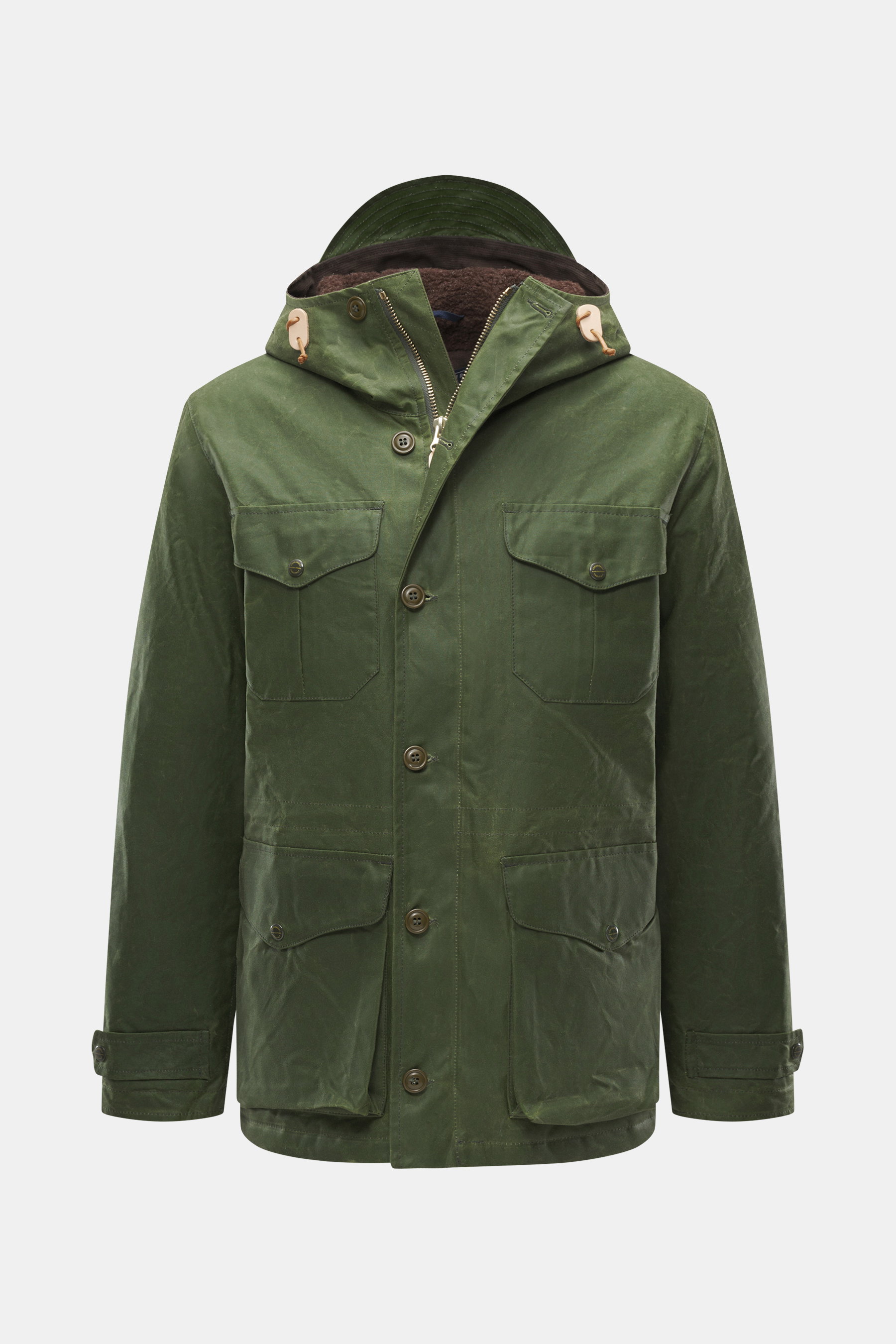 Manifattura Ceccarelli Wachsjacke "Weekender" oliv, Slim Fit, gewachste Baumwolle, wasserabweisend, mit zwei-Wege-Reißverschluss, Windblende, Brust- und Hüfttaschen, Druckknopfriegel, Wattierung aus Wolle, Teddyfutter, frontale Nahaufnahme.