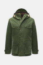 Manifattura Ceccarelli Wachsjacke "Weekender" oliv, Slim Fit, gewachste Baumwolle, wasserabweisend, mit zwei-Wege-Reißverschluss, Windblende, Brust- und Hüfttaschen, Druckknopfriegel, Wattierung aus Wolle, Teddyfutter, frontale Nahaufnahme.