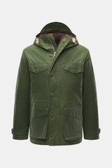 Manifattura Ceccarelli Wachsjacke "Weekender" oliv, Slim Fit, gewachste Baumwolle, wasserabweisend, mit zwei-Wege-Reißverschluss, Windblende, Brust- und Hüfttaschen, Druckknopfriegel, Wattierung aus Wolle, Teddyfutter, frontale Nahaufnahme.