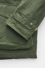 Nahaufnahme der Ärmelmanschette der Manifattura Ceccarelli Wachsjacke 'Weekender' oliv aus gewachster Baumwolle, Slim Fit, wasserabweisend, mit materialtypischer Haptik, leichter Woll-Wattierung, Zwei-Wege-Reißverschluss, Windblende mit Knöpfen, aufgesetz