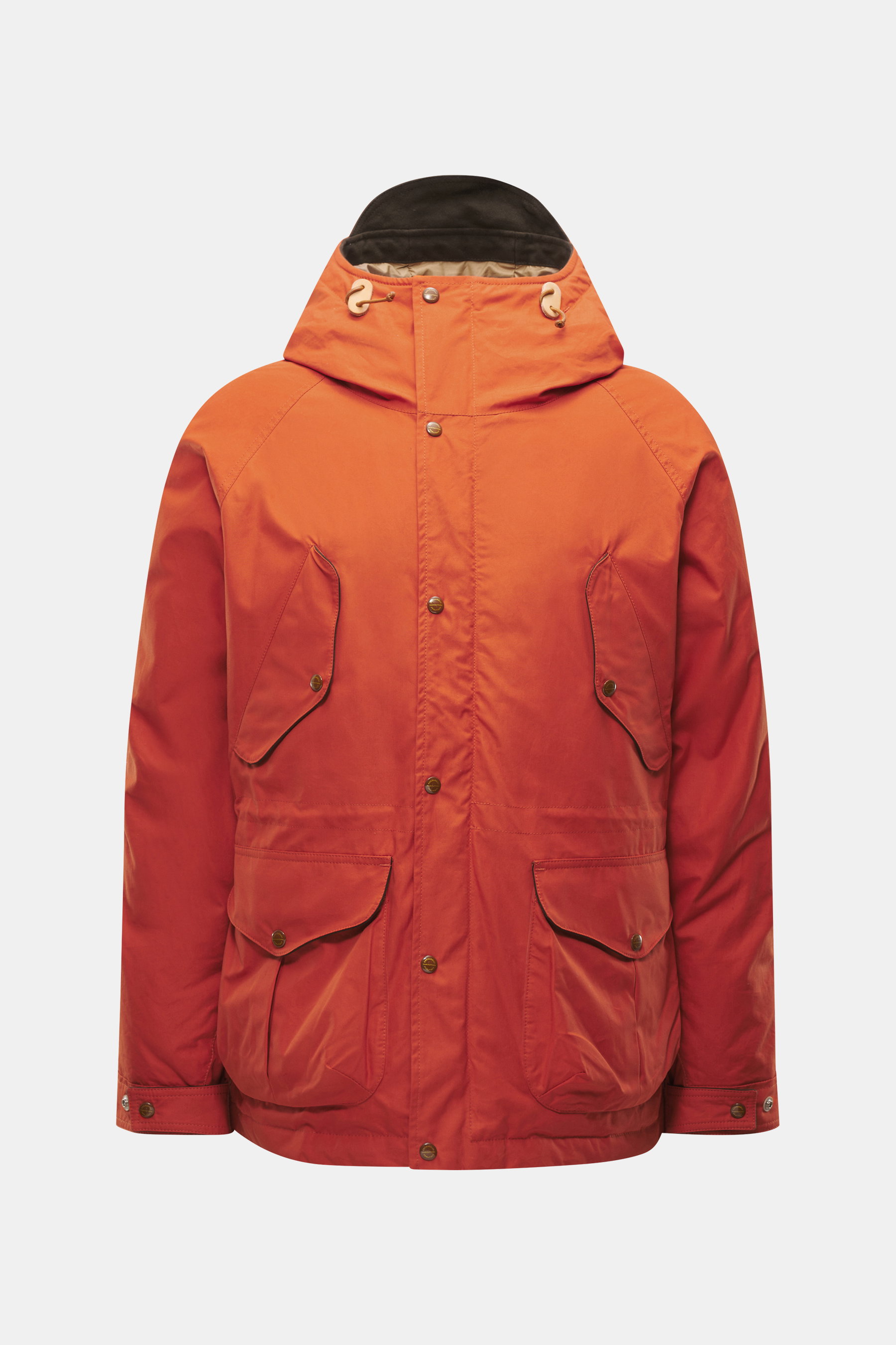 Manifattura Ceccarelli Daunenjacke 'Fisherman' orange, Frontansicht, reine Baumwolle, weicher Griff, Regular Fit, Daunenfüllung, Zwei-Wege-Reißverschluss, Kapuze, Raglanärmel, mehrere Taschen, regulierbare Taillenweite.
