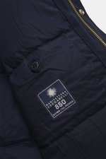 Close-up detail view of the Manifattura Ceccarelli Down jacket 'Fisherman' navy, showcasing the pure cotton fabric, soft touch, and label with 850 down fill power, highlighting the regular fit, quilted lining, and pocket details including patch hip pocket