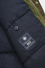 Close-up inside view of the Manifattura Ceccarelli Down jacket 'Fisherman' olive showing quilted lining, pure cotton, soft touch, regular fit, warm down filling, two inner pockets, button detail, and label with 850 fill power.