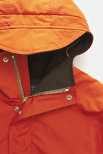 Nahaufnahme der Kapuze und des oberen Frontbereichs der Manifattura Ceccarelli Jacke 'Shelter' orange, Slim Fit, reine Baumwolle, Zwei-Wege-Reißverschluss, Windblende mit Druckknöpfen, Stehkragen, regulierbare Kapuze mit Schirm, paspelierte Fronttaschen, 