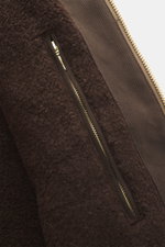 Nahaufnahme der Innentasche und des supersoften Woll-Futterstoffs der Manifattura Ceccarelli Jacke 'Shelter' orange mit robustem Zwei-Wege-Reißverschluss.