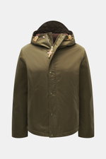 Manifattura Ceccarelli Jacke 'Shelter' dark olive, Frontansicht, Slim Fit aus reiner Baumwolle, mit robustem Zwei-Wege-Reißverschluss, Windblende, Stehkragen, Kapuze, paspelierte Fronttaschen, Wollfutter, Innentasche, Windschutzbündchen und regulierbarem 