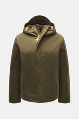 Manifattura Ceccarelli Jacke 'Shelter' dark olive, Frontansicht, Slim Fit aus reiner Baumwolle, mit robustem Zwei-Wege-Reißverschluss, Windblende, Stehkragen, Kapuze, paspelierte Fronttaschen, Wollfutter, Innentasche, Windschutzbündchen und regulierbarem 