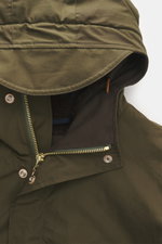 Manifattura Ceccarelli Jacke 'Shelter' dark olive Nahaufnahme der Kapuze mit Stehkragen, Zwei-Wege-Reißverschluss, Windblende, Baumwolle, Slim Fit, Wollfutter.