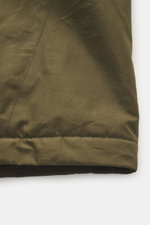 Manifattura Ceccarelli Jacke 'Shelter' dark olive, Detailansicht Saum seitlich, reine Baumwolle, Slim Fit, Zwei-Wege-Reißverschluss, Kapuze, Woll-Futter.
