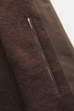 Nahaufnahme der Innenseite der Manifattura Ceccarelli Jacke 'Shelter' dark olive mit supersoftem Woll-Futterstoff und Innentasche, Slim Fit, reine Baumwolle.