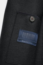Close-up interior view of Harris Wharf London Wool jacket navy showing buttoned breast pocket, label, and felted virgin wool texture.

Description: Casual and cosy: This cropped wool jacket by HARRIS WHARF LONDON, made of felted virgin wool, has a clean s