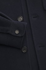 Nahaufnahme des Arma Woll-Overshirt 'Jur' navy aus reiner Wolle, weicher Griff, Slim Fit, Ärmel mit Knopf, fotografiert von oben.
